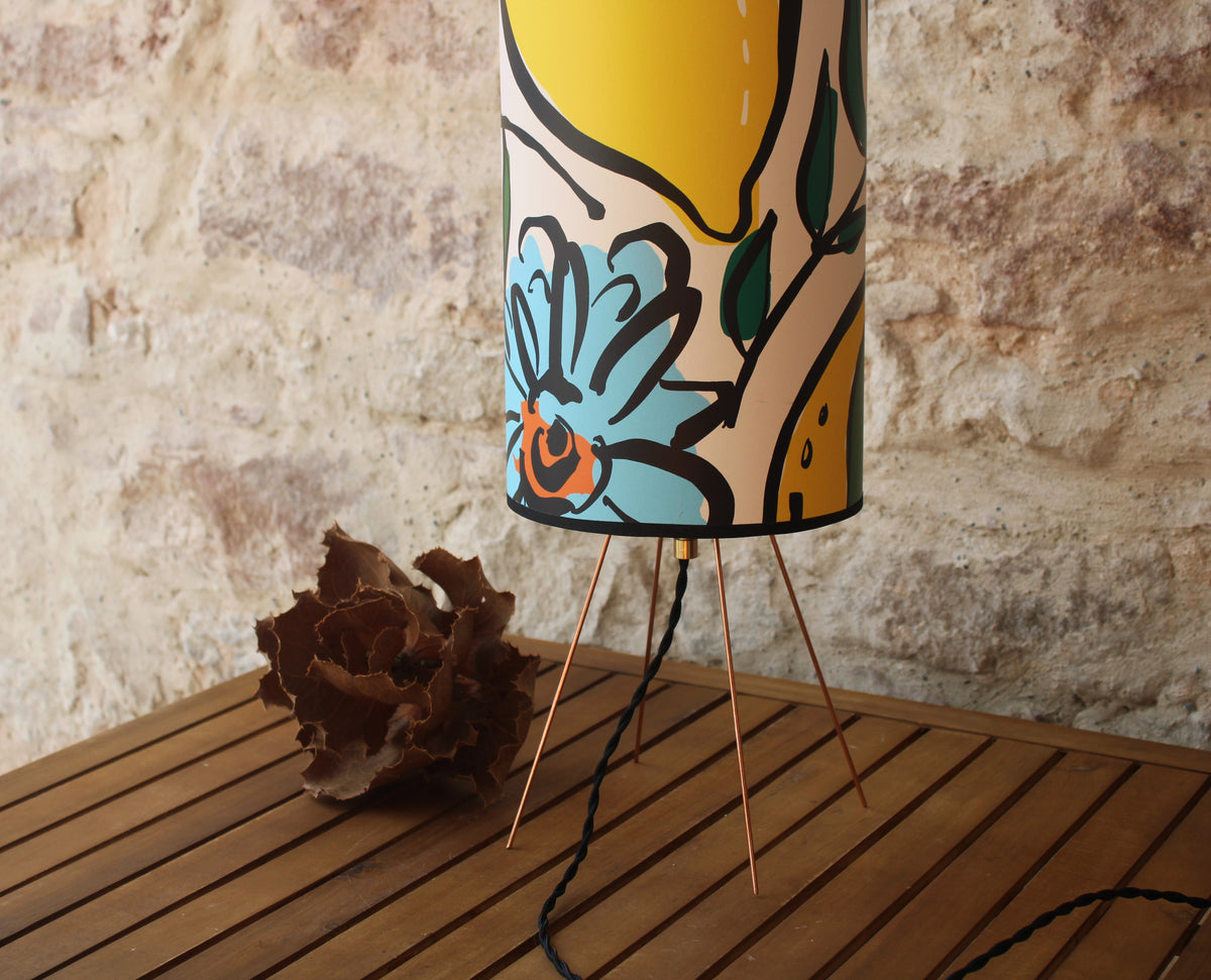 Lampe à poser "Zoe" abat-jour cylindrique sur trépied, affiche original fleurs et fruits.