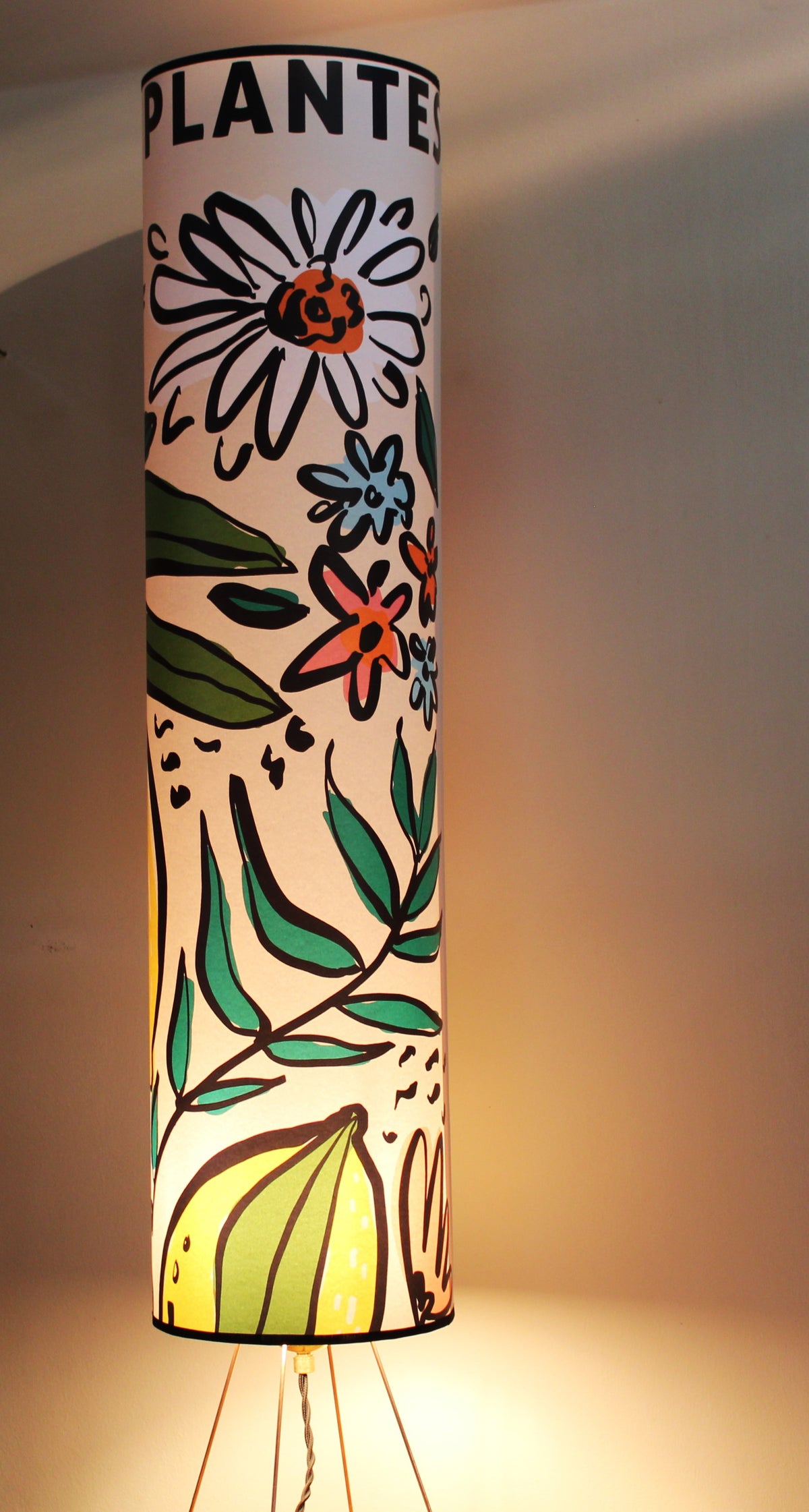 Lampe à poser "Zoe" abat-jour cylindrique sur trépied, affiche original fleurs et fruits.