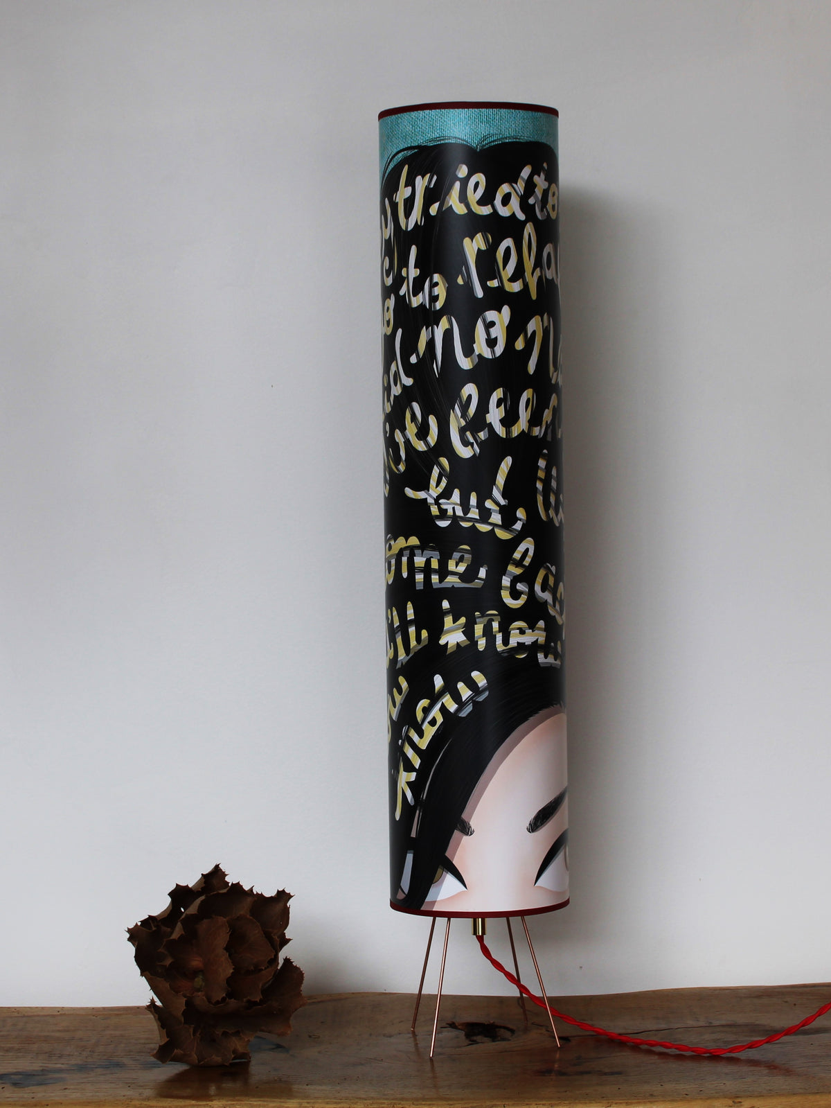 Lampe à poser cylindrique abat-jour "Rehab" Amy Whinehouse, affiche originale de "Draw me a song".