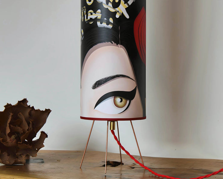Lampe à poser cylindrique abat-jour "Rehab" Amy Whinehouse, affiche originale de "Draw me a song".