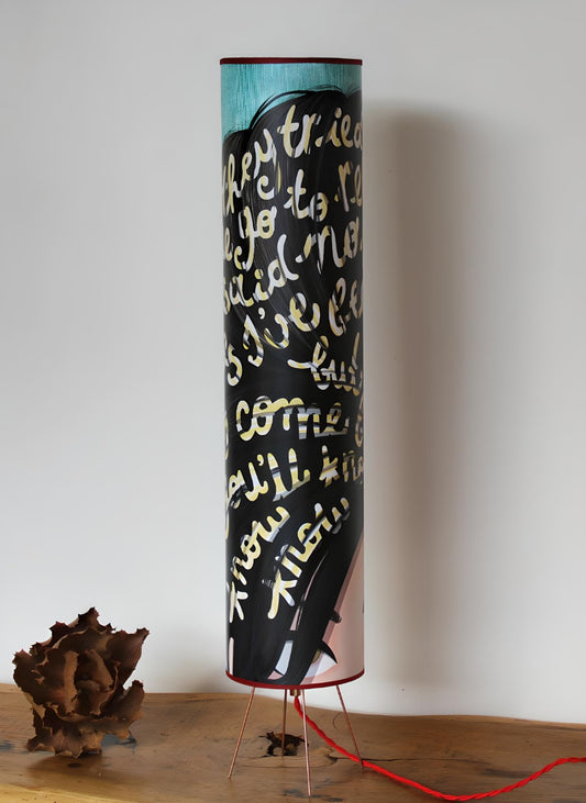 Lampe à poser cylindrique abat-jour "Rehab" Amy Whinehouse, affiche originale de "Draw me a song".