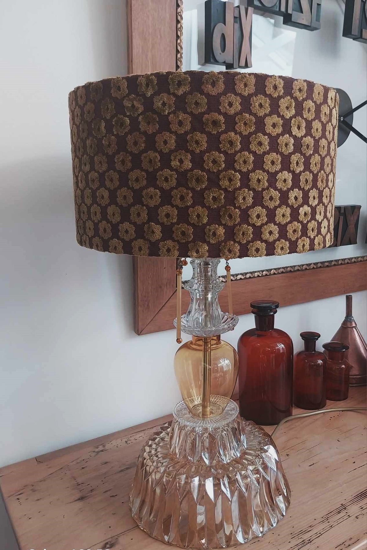 Lampe à poser verrerie vintage et abat jour en velours ciselé fleuri. Pièce unique.