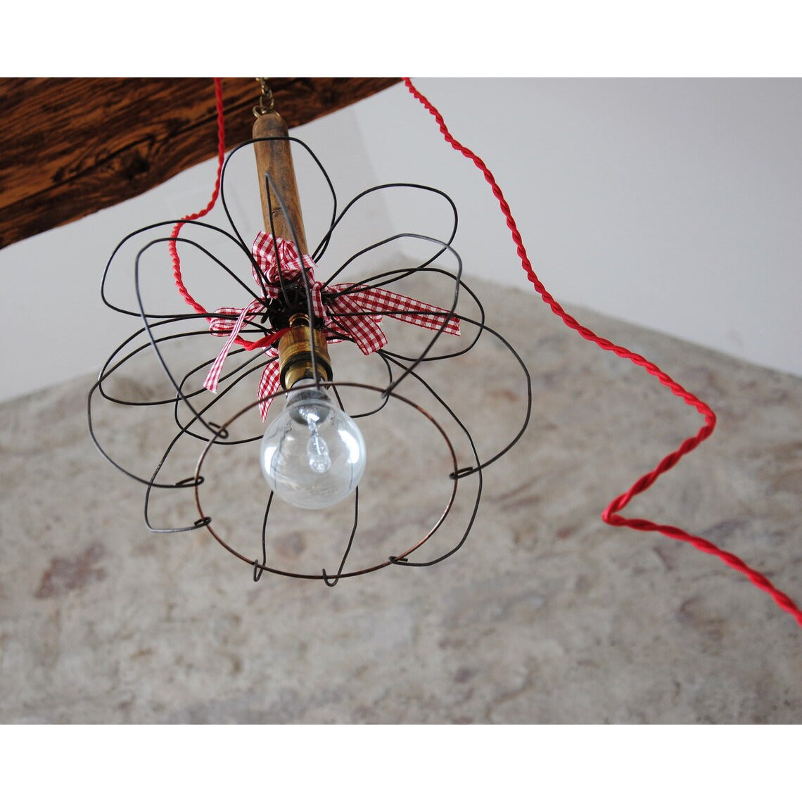 Lampe à poser ou suspendre , baladeuse nomade , ancien fouet de cuisine remanié. Pièce unique.