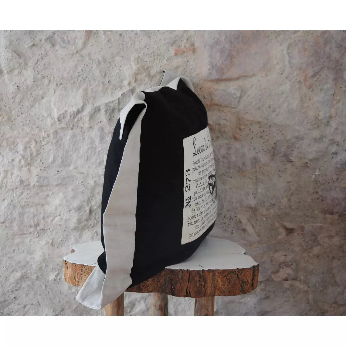 Leçon de poésie: grand coussin lin noir et beige. Pièce unique.