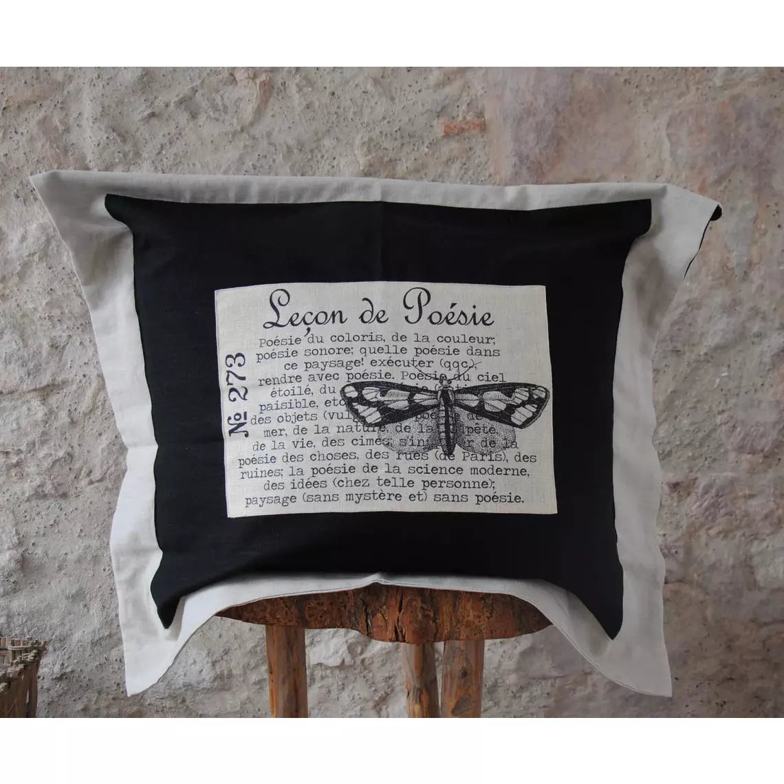 Leçon de poésie: grand coussin lin noir et beige. Pièce unique.