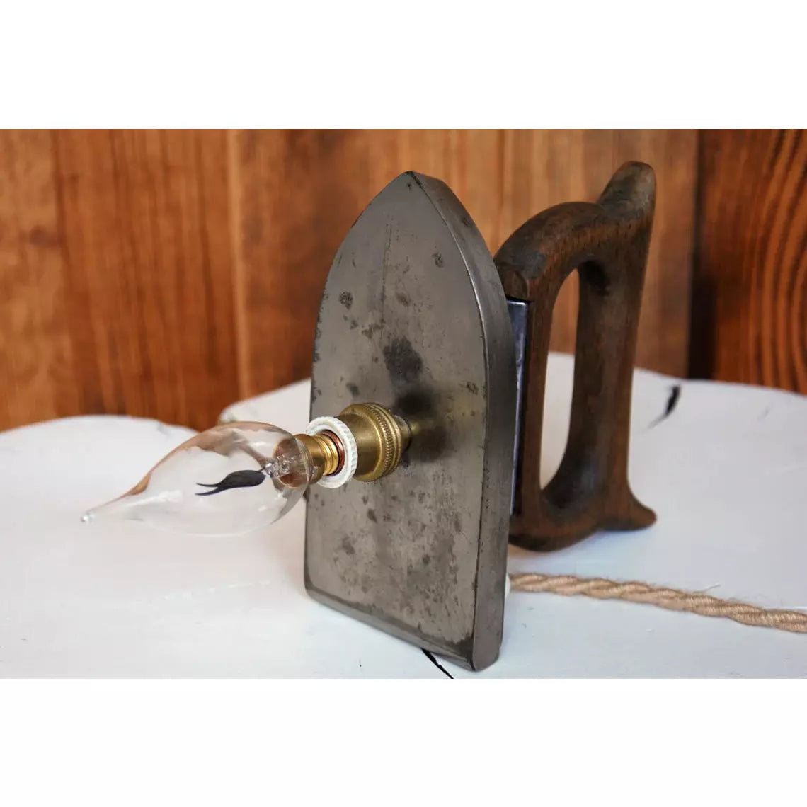 Lampe à poser ancien fer à repasser, Création luminaire Lampe Récup Recyclage Eco, Lampe de table ou chevet Ancienne Steampunk