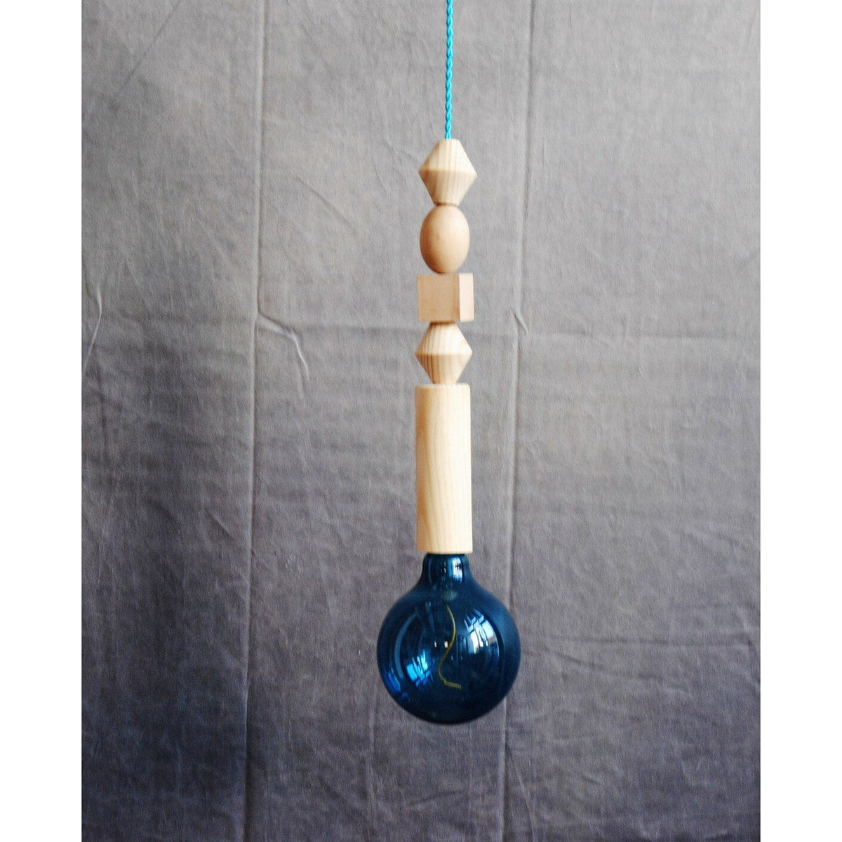 Suspension éléments bois , chambre enfant.