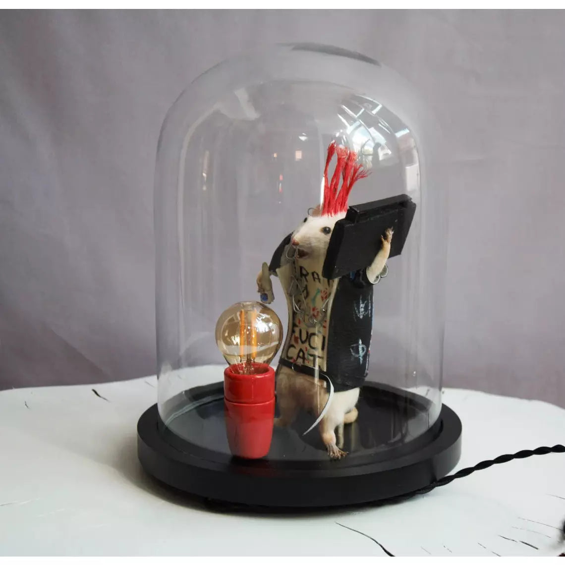 Cabinet de curiosité rat punk sous globe.pièce unique.
