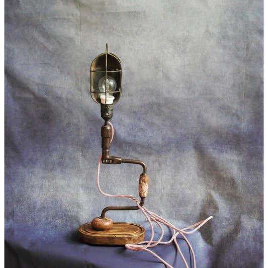 Lampe à poser Steampunk, Création luminaire Vintage, Création Unique Lampe Récup de Bureau Industrielle Ancienne Chignole et Cage d'atelier. - Letempsdesbelleschoses