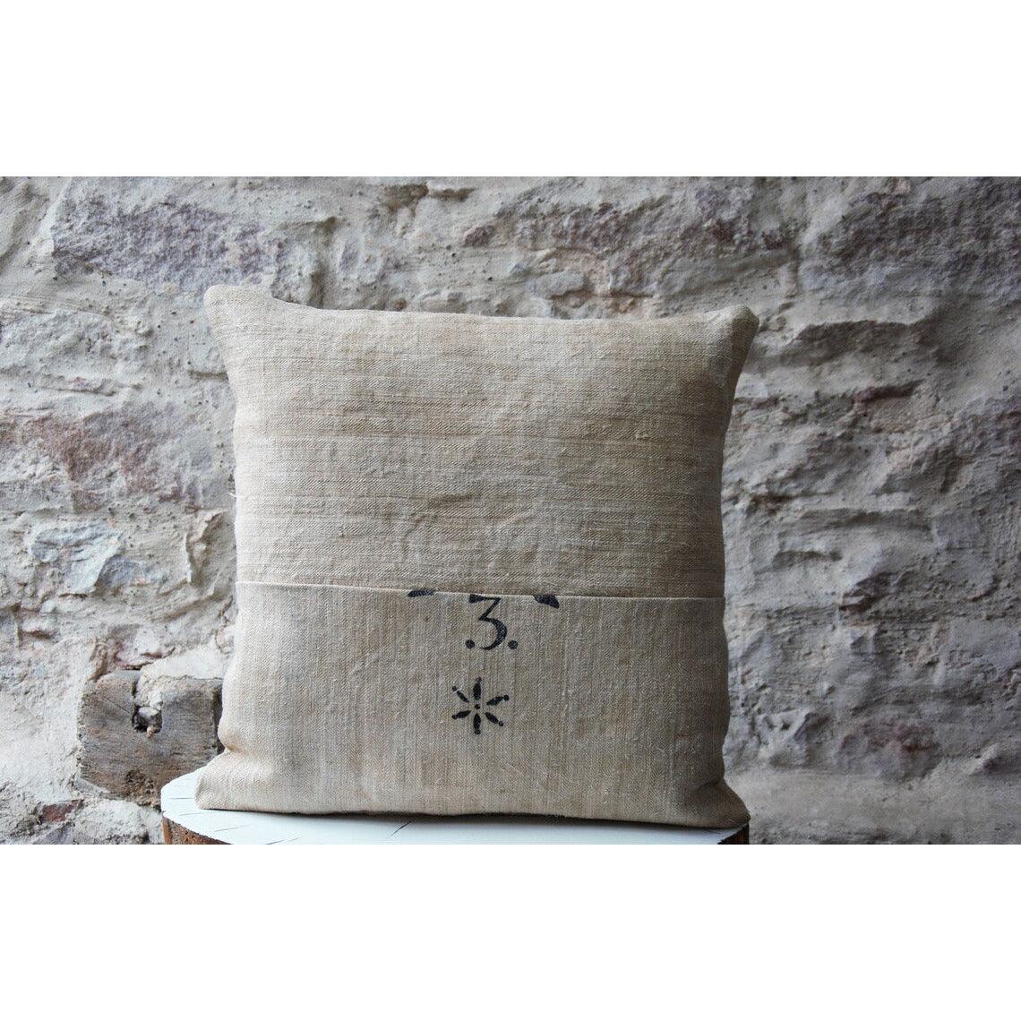 Coussin en chanvre, coussin décoratif beige foncé, coussin fait main, coussin estampillé fleurs et oiseaux, coussin sac à grains. - Letempsdesbelleschoses