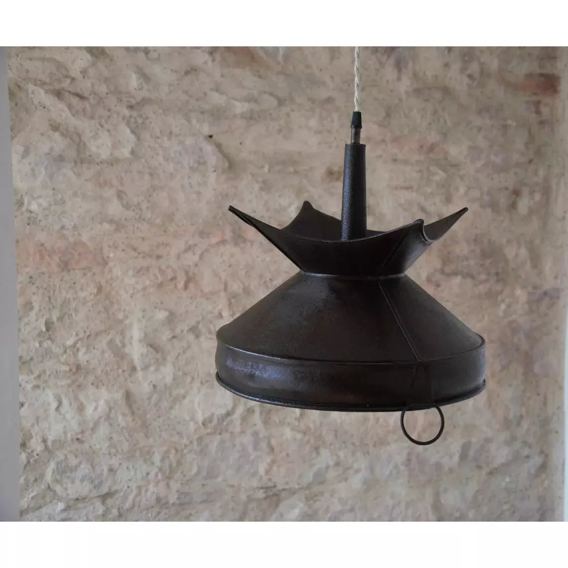Suspension industrielle entonnoir de vigneron, patine viellie et rouille stabilisée.