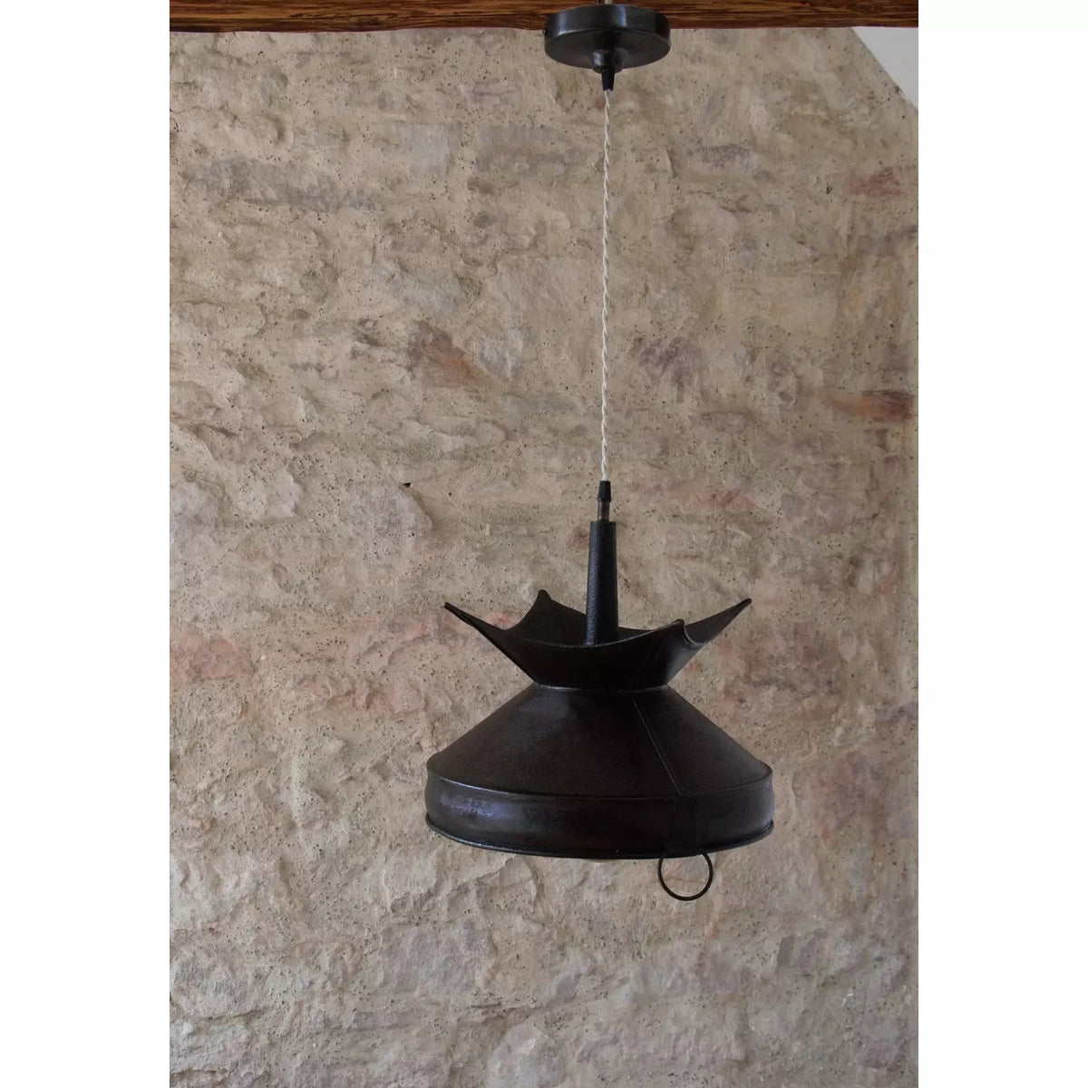 Suspension industrielle entonnoir de vigneron, patine viellie et rouille stabilisée.