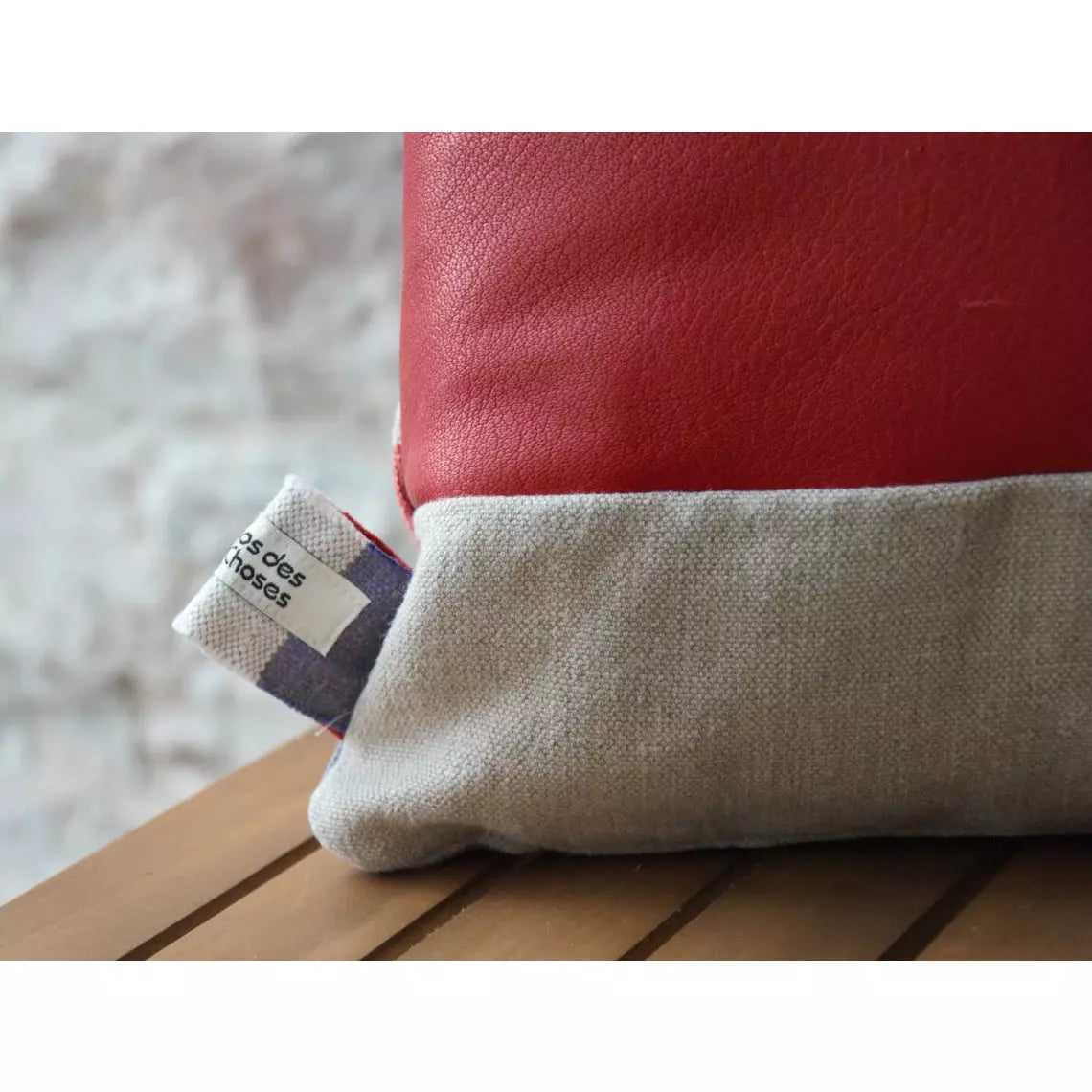 Coussin décoratif sac de la Poste néerlandaise et cuir, coussin industriel, coussin upcycling.