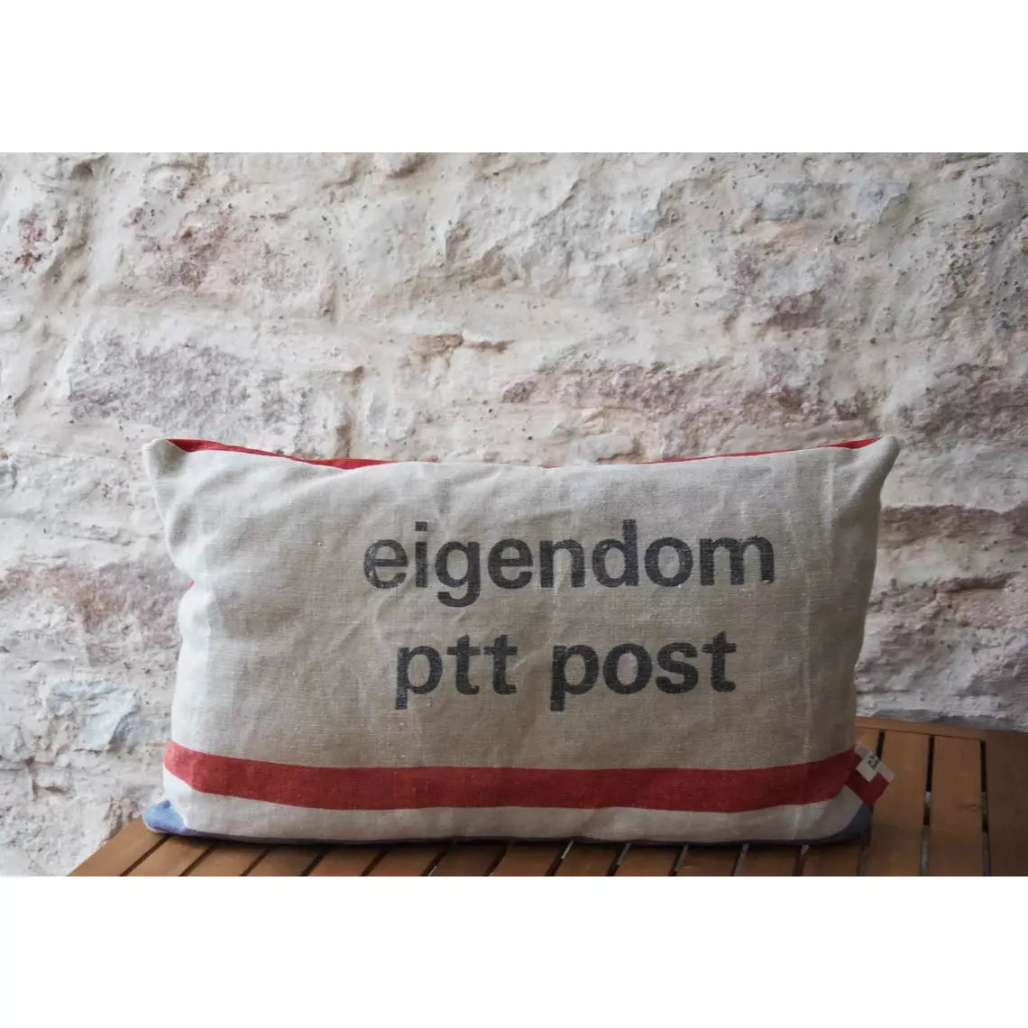 Coussin décoratif sac de la Poste néerlandaise et cuir, coussin industriel, coussin upcycling.