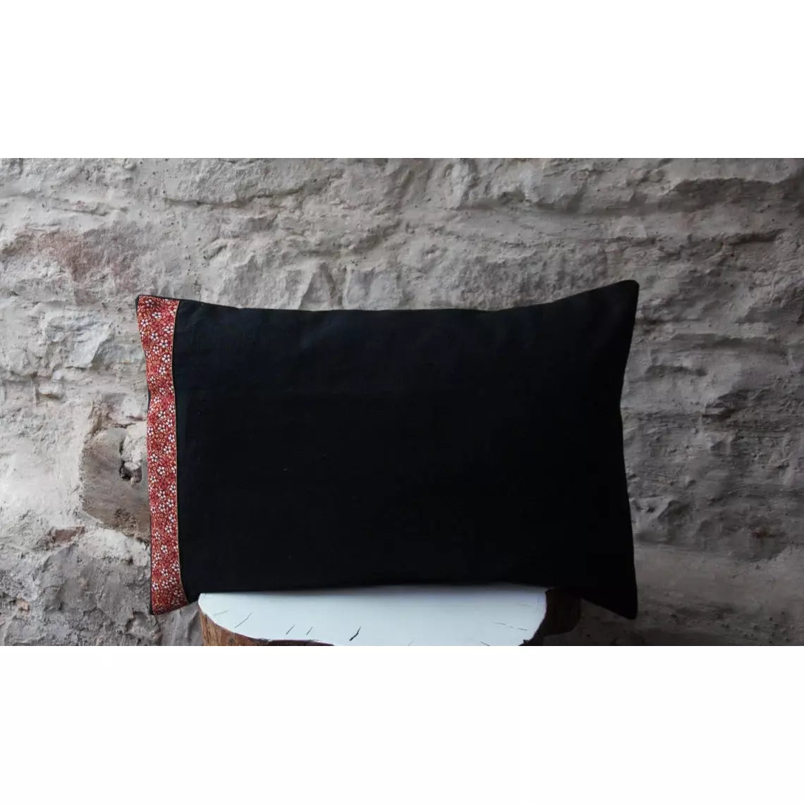 Coussin décoratif lin noir et bandes de passementerie en velours.