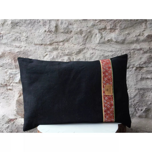Coussin décoratif lin noir et bandes de passementerie en velours.