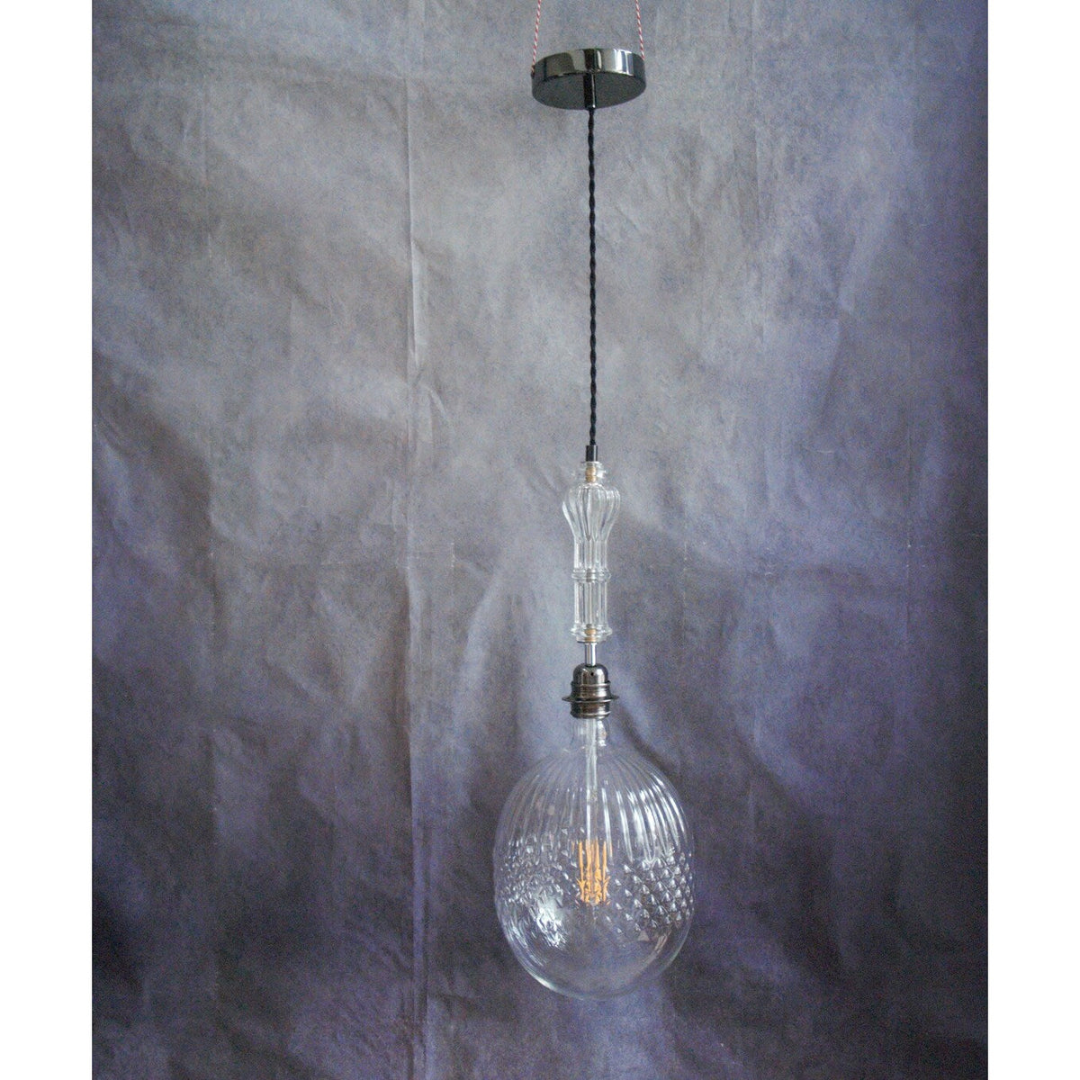 Suspension lumineuse Bellaluce , globe ampoule en verre et cristal de Bohème.