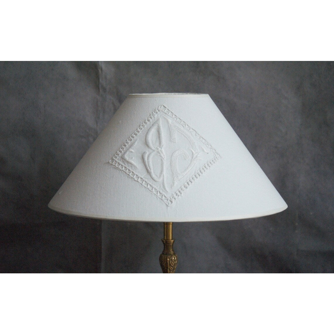 Lampe à poser en bronze , ancien pique cierge avec abat-jour en coton monogrammé.