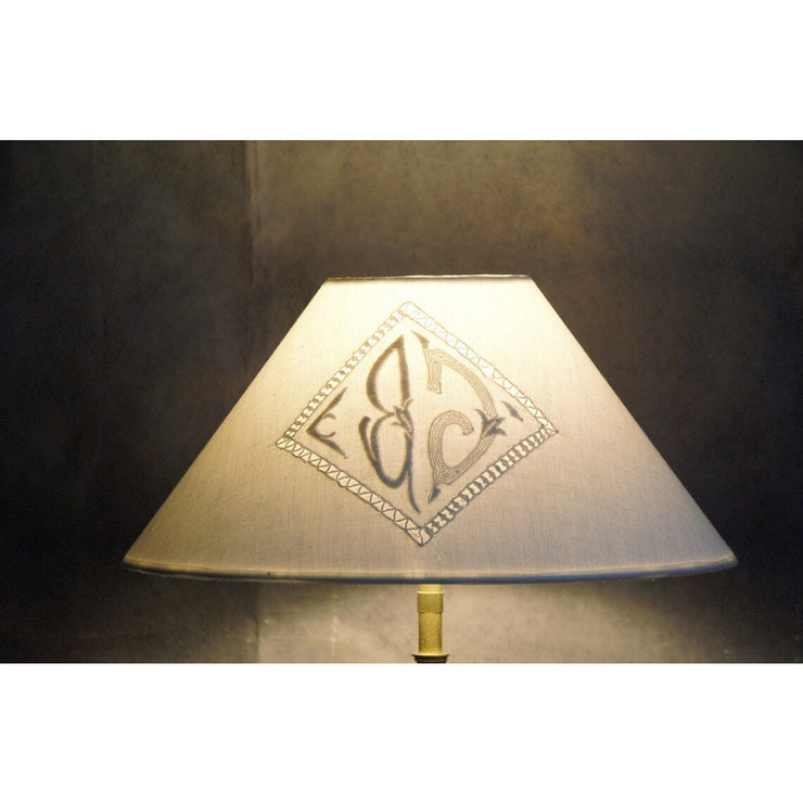 Lampe à poser en bronze , ancien pique cierge avec abat-jour en coton monogrammé.