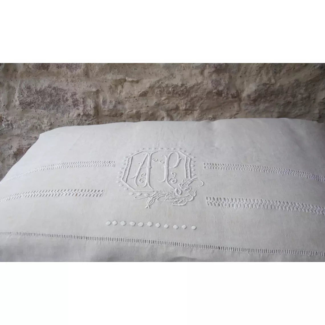 Courtepointe double face blanche et bis très lourde (6 kg), intérieur couette polyester pour isoler et avoir une meilleure tenue.