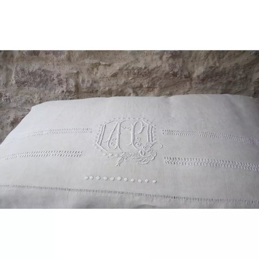 Courtepointe double face blanche et bis très lourde (6 kg), intérieur couette polyester pour isoler et avoir une meilleure tenue.