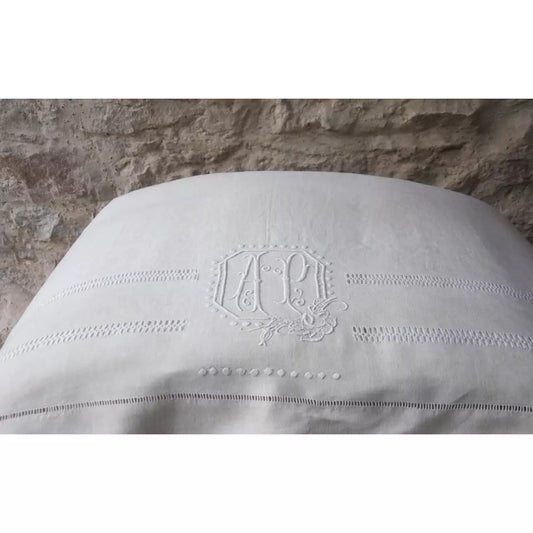 Courtepointe double face blanche et bis très lourde (6 kg), intérieur couette polyester pour isoler et avoir une meilleure tenue.