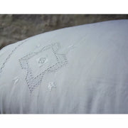 Very heavy double-sided white and bis quilt (6 kg), polyester quilt interior to insulate and have a better hold.