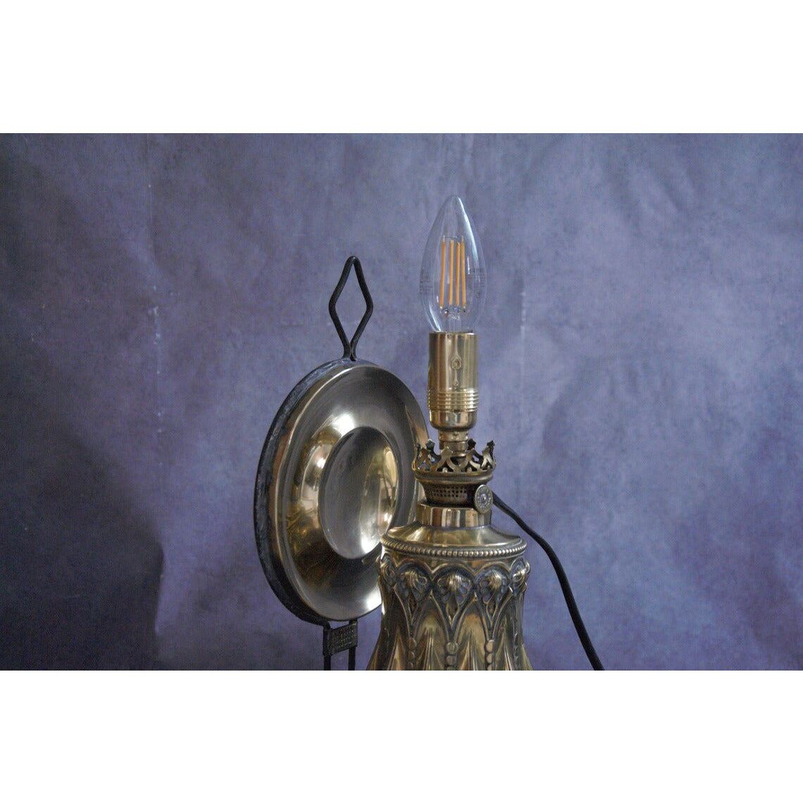 Lampe à poser dite lampe QUINQUET , ancienne lampe à pétrole électrifiée.