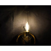 Lampe à poser dite lampe QUINQUET , ancienne lampe à pétrole électrifiée.