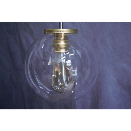 Suspension minimaliste tube en laiton et globe en verre transparent.