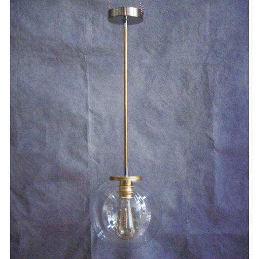 Suspension minimaliste tube en laiton et globe en verre transparent.