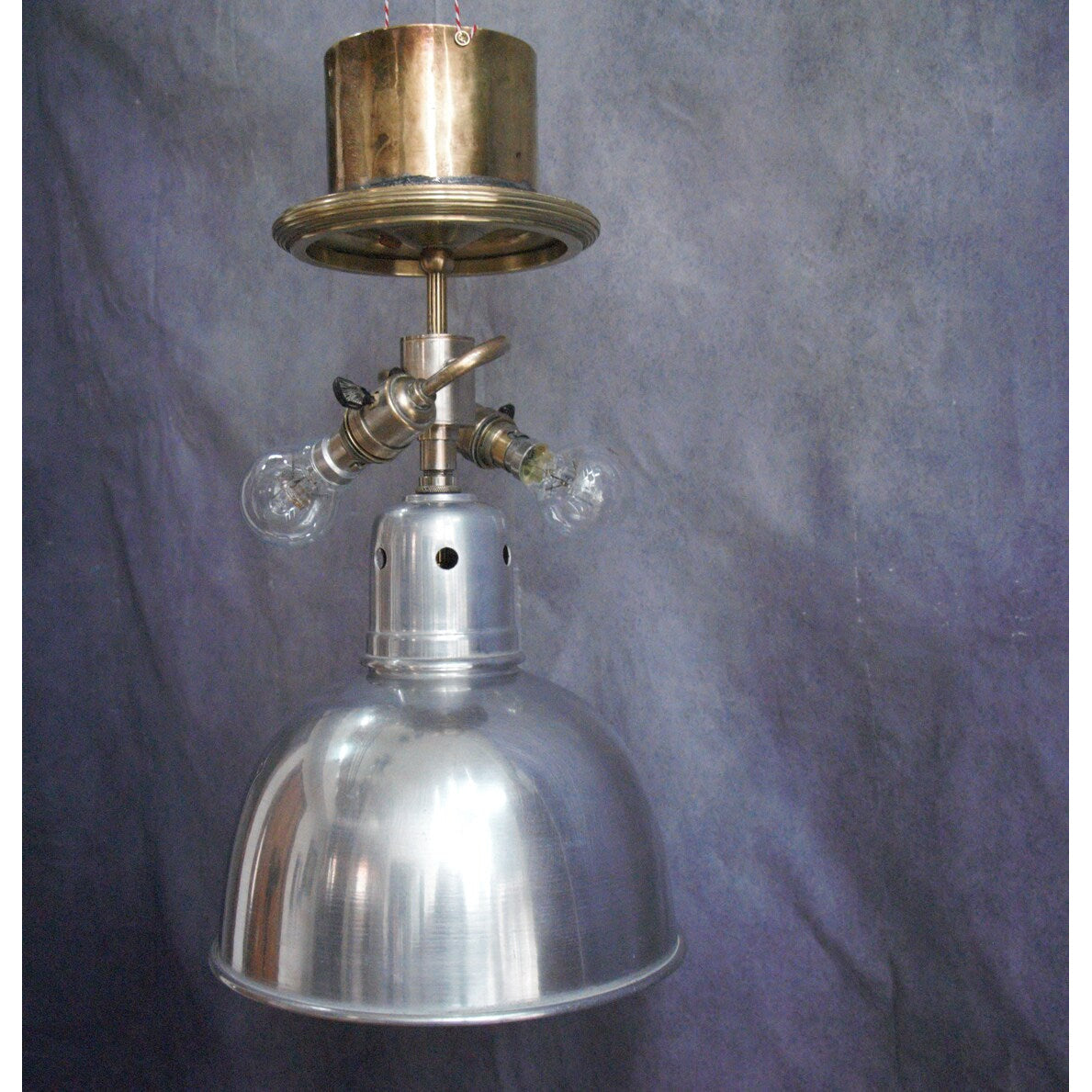 Suspension atelier upcycling aluminium et laiton massif.