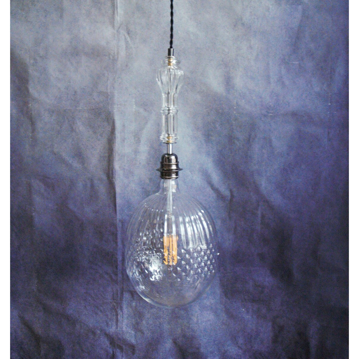 Suspension lumineuse Bellaluce , globe ampoule en verre et cristal de Bohème.