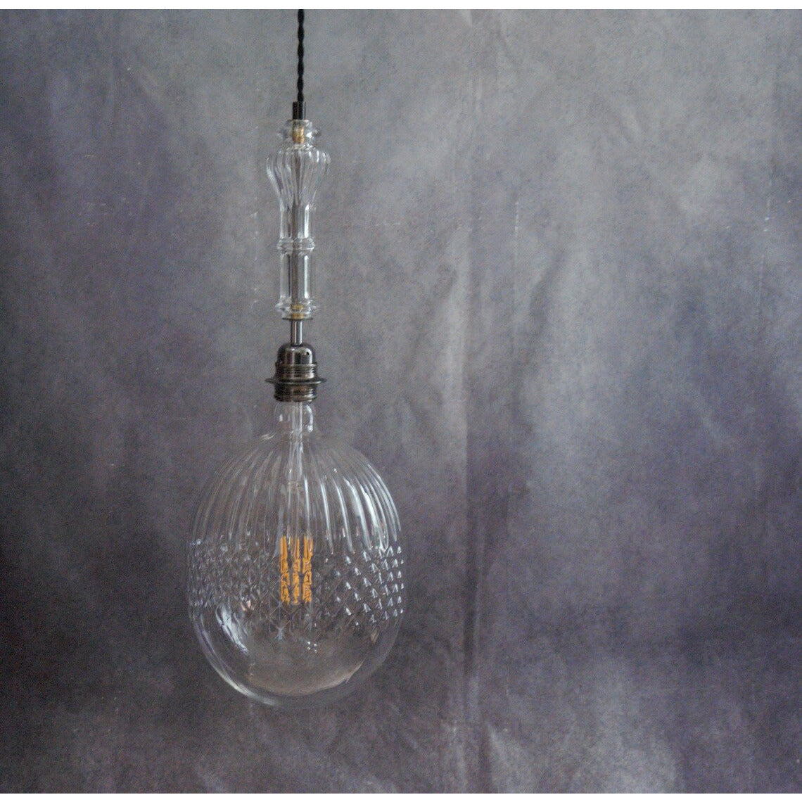 Suspension lumineuse Bellaluce , globe ampoule en verre et cristal de Bohème.