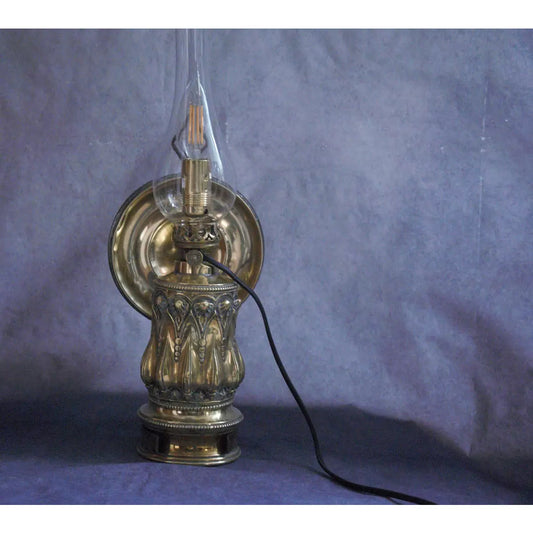 Lampe à poser dite lampe QUINQUET , ancienne lampe à pétrole électrifiée.