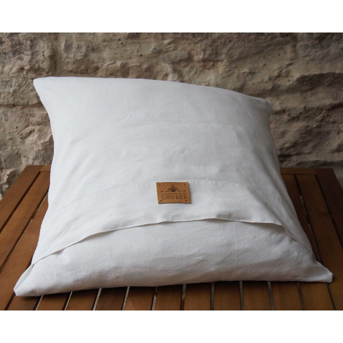 Coussin décoratif blanc en pur fil de lin avec un large monogramme fleuri. - Letempsdesbelleschoses