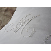 Coussin décoratif blanc en pur fil de lin avec un large monogramme fleuri. - Letempsdesbelleschoses
