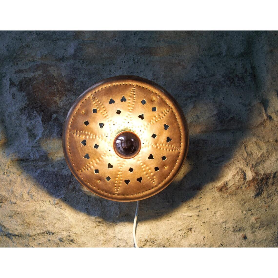 Applique lumineuse ancienne bassinoire en cuivre . Pièce unique. - Letempsdesbelleschoses