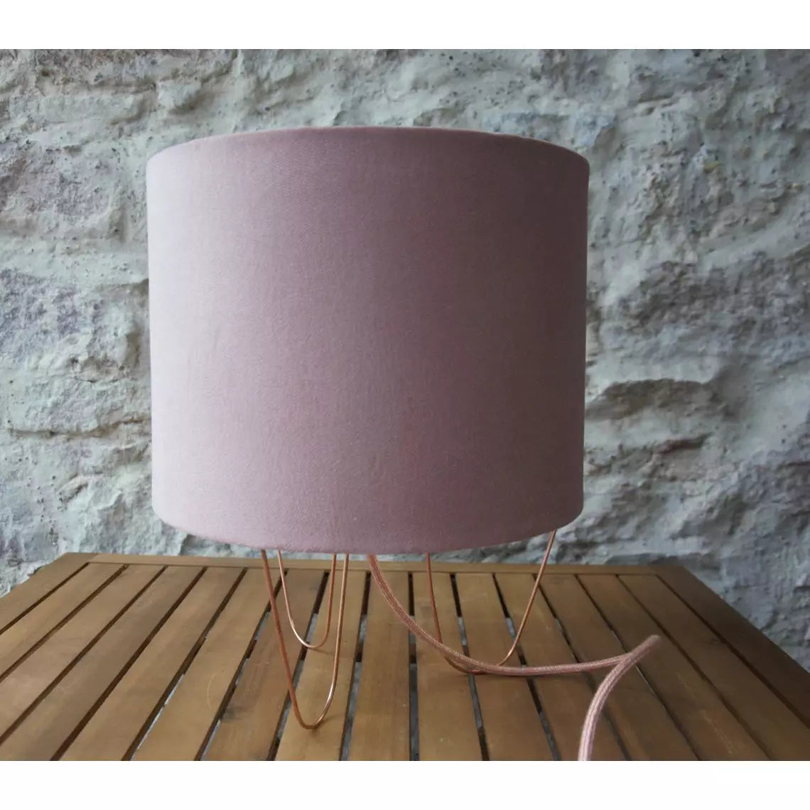 Lampe à poser abat-jour en velours embossé vieux rose sur jeu de lampe à pied. - Letempsdesbelleschoses