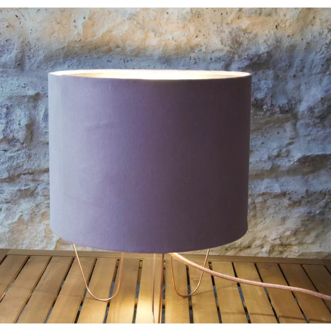 Lampe à poser abat-jour en velours embossé vieux rose sur jeu de lampe à pied. - Letempsdesbelleschoses