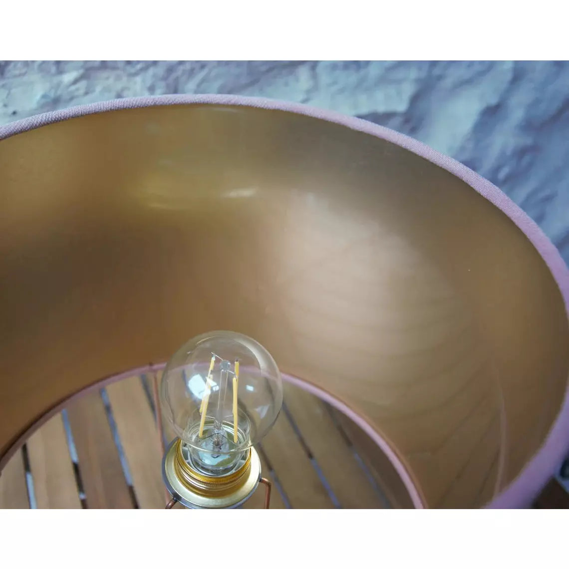 Lampe à poser abat-jour en velours embossé vieux rose sur jeu de lampe à pied. - Letempsdesbelleschoses
