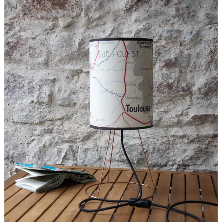Lampe à poser abat-jour ancienne carte scolaire transports sud de la France sur socle tripode en laiton brut