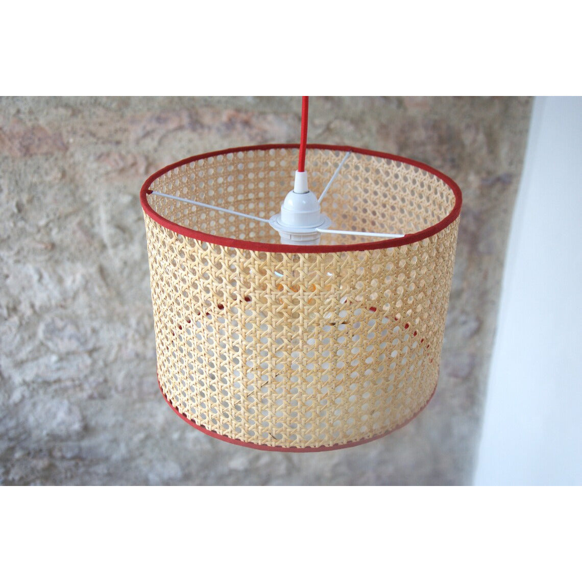 Abat-jour tambour à poser ou suspendre en canne de rotin.