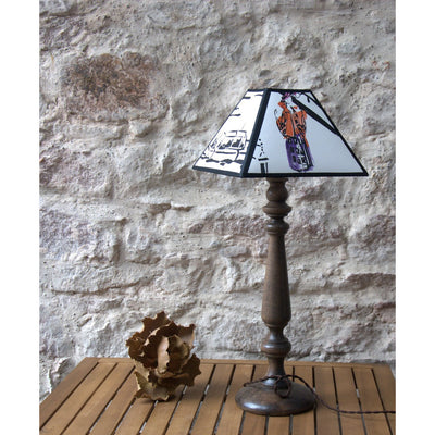 Lampe à poser pied en hêtre , abat jour conique papier peint Canovas "les parisiennes". Pièce unique.