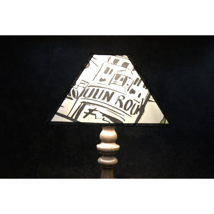 Lampe à poser pied en hêtre , abat jour conique papier peint Canovas "les parisiennes". Pièce unique.