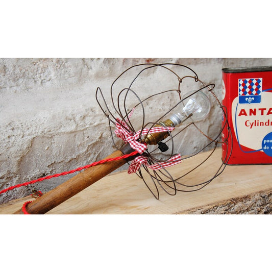 Lampe à poser ou suspendre , baladeuse nomade , ancien fouet de cuisine remanié. Pièce unique.