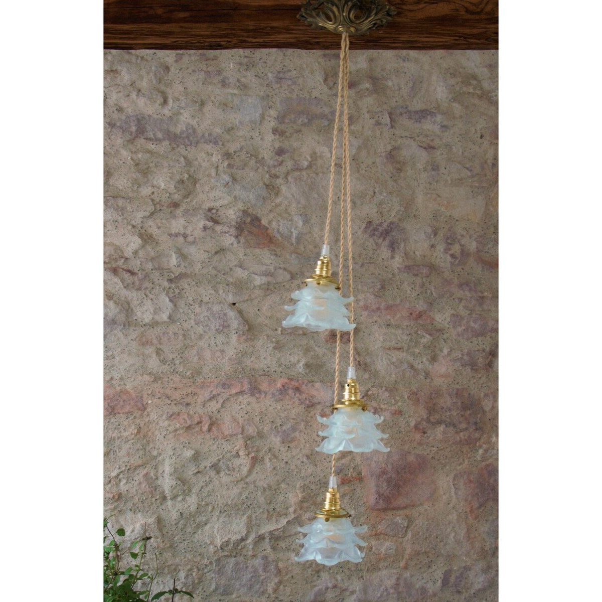 Suspension romantique aux 3 tulipes en pâte de verre .