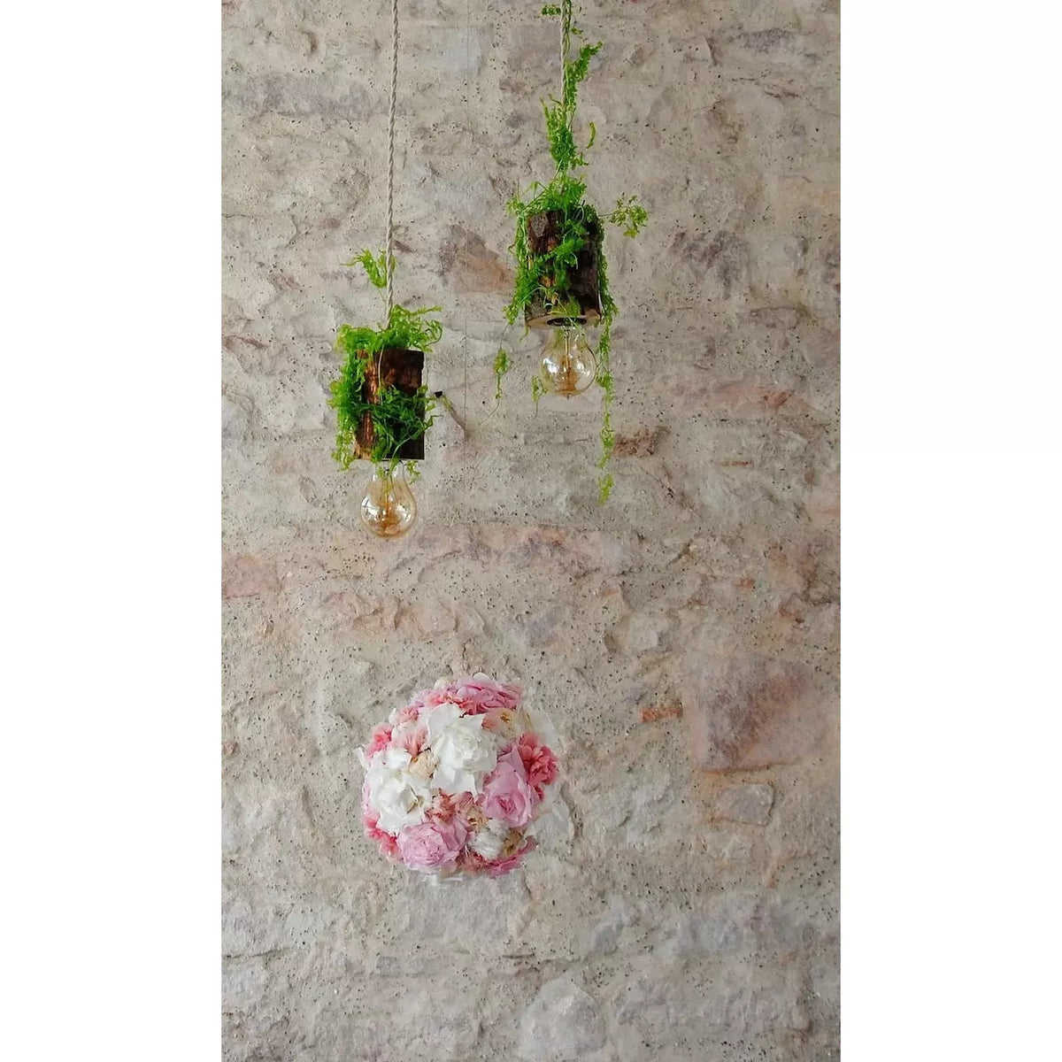 Suspension florale lumineuse, Suspension bohème fleurs blanches et roses, Lustre Salon de Mariage Farmhouse Bohemian, fleurs stabilisées