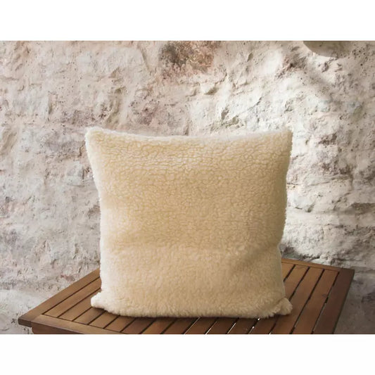 Coussin décoratif fausse fourrure de mouton et chanvre ancien. Pièce unique.