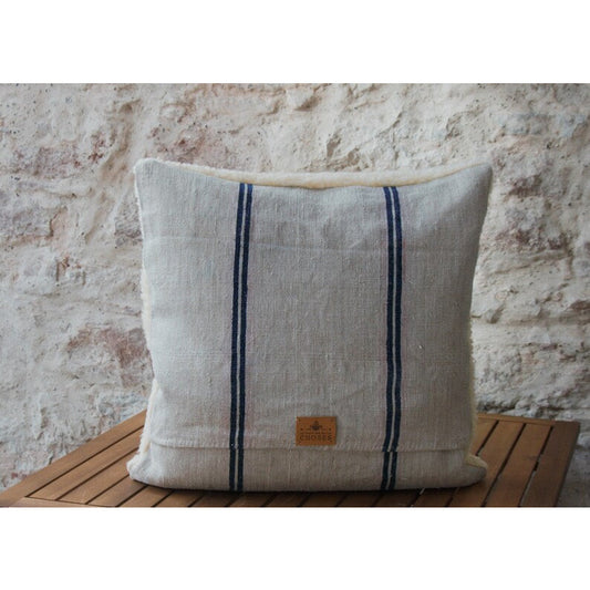 Coussin décoratif fausse fourrure de mouton et chanvre ancien. Pièce unique.